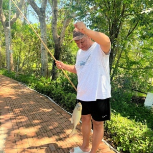 Đánh cá trên hồ ở Kamrani