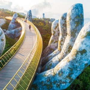 Đà Nẵng. Cầu Vàng "Bàn tay của Chúa"