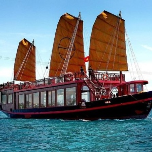 Chuyến du thuyền hoàng gia vào buổi tối