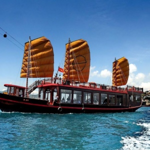 Emperor Cruise Tàu