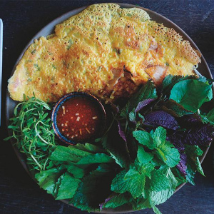 Bánh xèo kiểu miền Nam truyền thống với thịt heo và tôm