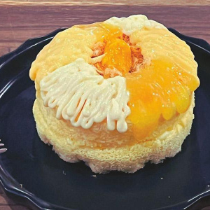 Bánh bông lan với ruy mì và 3 loại sốt