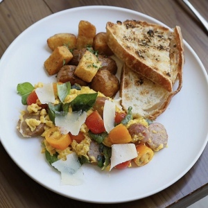 Trứng Rán với Lạp xưởng & Húng Quế