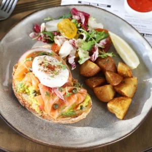 Bánh mì Ức gà với bơ và cá hồi