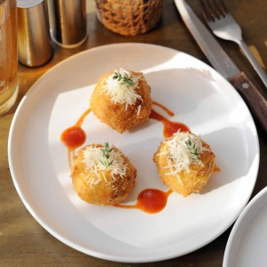 Các viên phô mai và mỳ chiên.