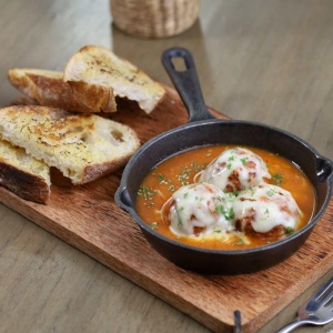 Cá viên chiên sốt cà chua