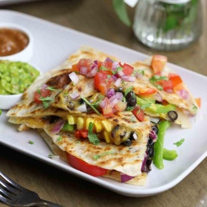 Bánh Quesadilla Rau Cải
