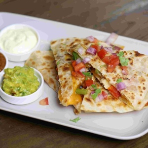 Bánh quesadilla gà