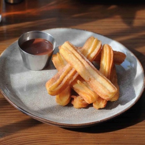 Churros với Sốt Sô cô la