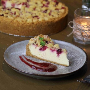 Raspberry Crumble Cheesecake