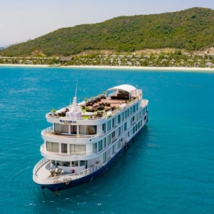 Du thuyền trên tàu Sea Coral